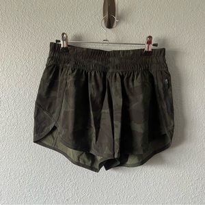 Lululemon size 8 camo track that lined shorts mid rise